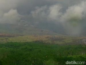 Gunung Semeru Erupsi Muntahkan Awan Panas Guguran Sejauh 4 Km