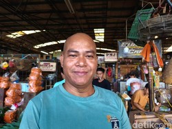 Pedagang Sebut Sampah di Pasar Kramat Jati Bikin Sepi Pembeli, Omzet Merosot