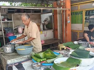 Kisah Sugiono Menjaga Warisan Rasa di Tengah Gempuran Jajanan Dunia