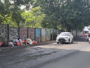 Warga Ngaku Kesal Tiap Lewat Depan Pasar Cimanggis: Jalan Rusak, Bau Sampah