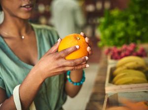 Meski Ada Larangan, Pelanggan Ini Nekat Makan Buah yang Belum Dibayar