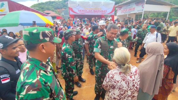 KSAD Tinjau Sekolah Terdampak Bencana dan Posko Pengungsi di Tapteng