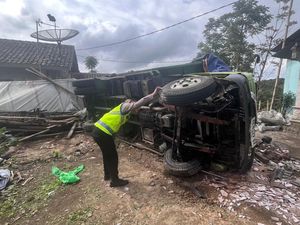 Mencekam! Truk Meluncur Mundur hingga Terguling Depan Rumah di Ketep Magelang