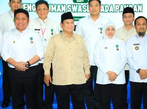 Khofifah Terima Satyalancana Wira Karya Swasembada Pangan 2025 dari Prabowo