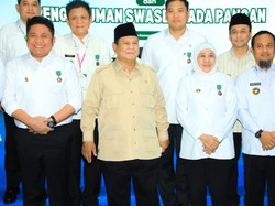 Khofifah Terima Satyalancana Wira Karya Swasembada Pangan 2025 dari Prabowo