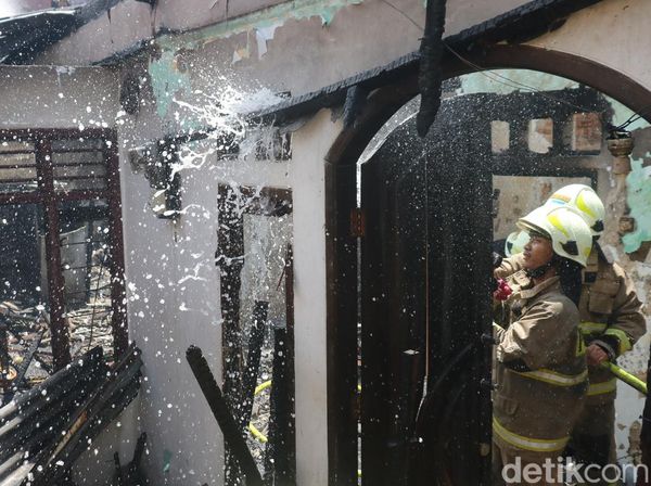 Korsleting Listrik Picu Kebakaran Rumah dan Kontrakan di Cipinang Muara