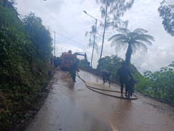 Pembersihan Titik Longsor di Jalur Wisata Bromo Tuntas