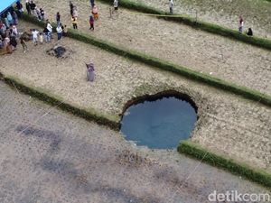 Warga Ambil Air di Lubang Raksasa Limapuluh Kota, Percaya Bisa Jadi Obat