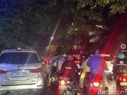 Jalan Hertasning Makassar Macet Parah Malam Ini gegara Mobil Boks Terperosok