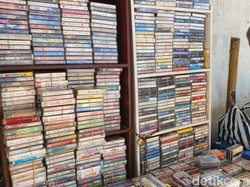 Nostalgia Kejayaan Kaset Pita Bersama Pak Priyo di Pasar Beringharjo