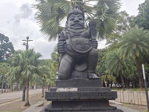 Kenapa Pintu Utara GBK Dijaga Patung Dwarapala Pemakan Manusia?