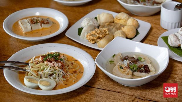 Tim CNN Indonesia menikmati aneka pempek khas Palembang di Pempek Candy di Jalan Jenderal Sudirman, Palembang, Sabtu (27/12/2025), mulai dari Pempek Kapal Selam, Lenjer, Adaan, Kulit, Pistel, hingga Pempek Keriting dan Tahu, yang dilengkapi menu lain seperti Otak-otak, Laksan, Celimpungan, Lenggang, Mie Celor, serta aneka pindang dengan sajian cuko khas Palembang.