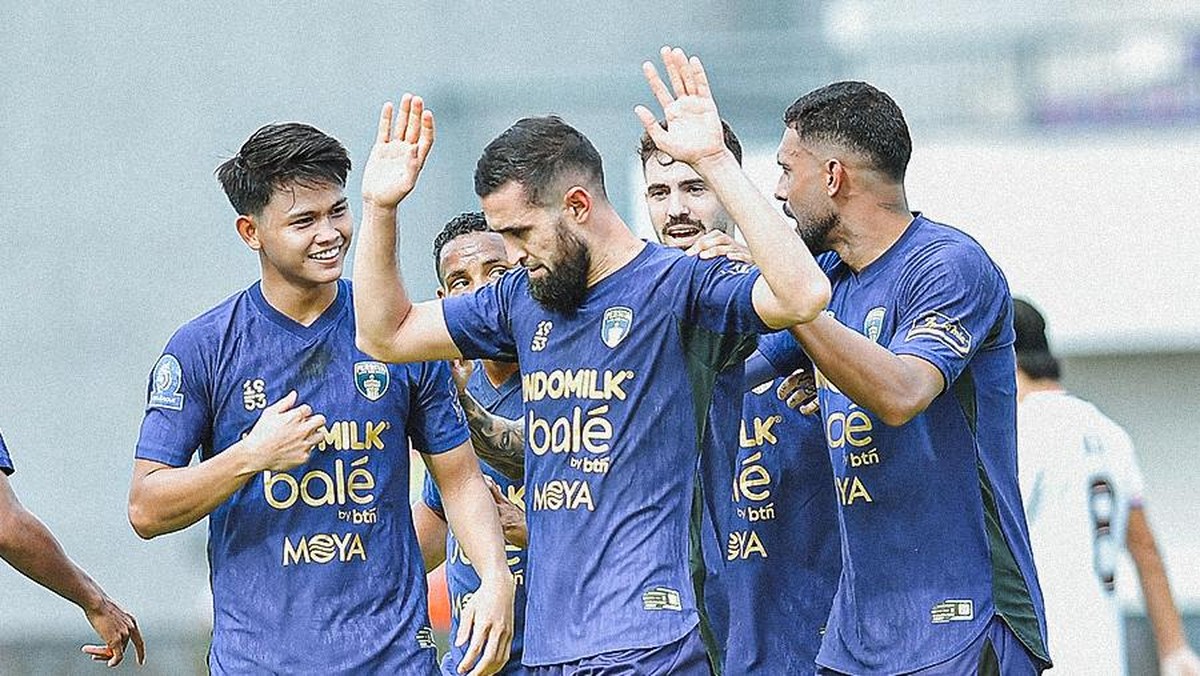 Javlon (mengangkat tangan) mencetak satu gol untuk kemenangan Persita. Foto: Dok. Persita