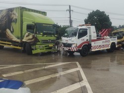 Dua Truk Bertabrakan di Exit Tol Jambi, Sopir Terjepit