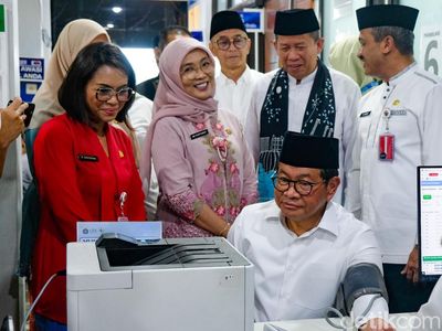 Pramono Cek Layanan di Puskesmas Kebayoran Lama