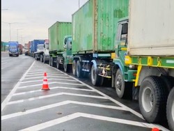 Exit Tol Semper Macet Parah Imbas Penumpukan Truk di Tanjung Priok