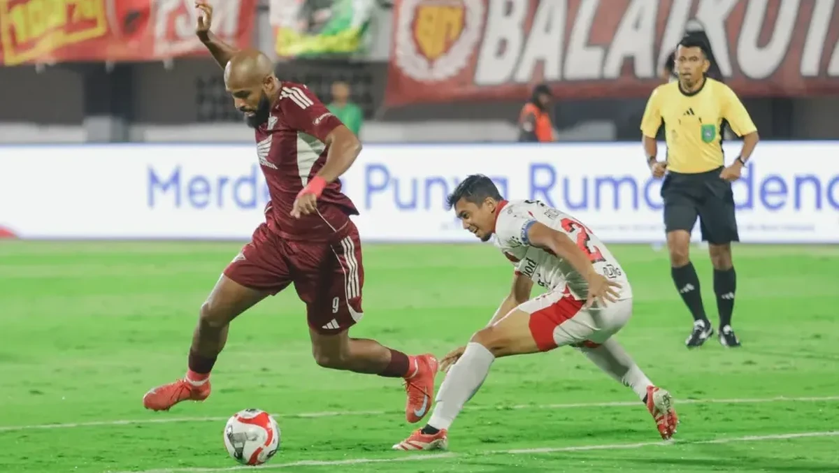 Striker PSM Alex Tanque berduel dengan bek Bali United Ricky Fajrin. (Foto: Dok. PSM Makassar)