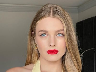 7 Potret Teagan Croft, Pemeran Rapunzel di Live-action Tangled