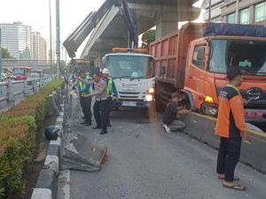 Truk Sampah Tabrak Separator Busway di Gatsu Dipicu Sopir Ngantuk