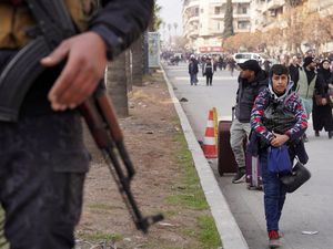 Warga Sipil Mengungsi Saat Bentrokan Kembali Pecah di Aleppo