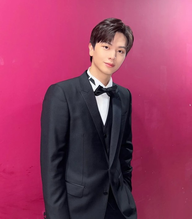 Sementara Yook Sung Jae, tengah mempertimbangkan peran seorang desainer perhiasan dengan gelar sarjana hukum yang bernama Ha Seon Woo.