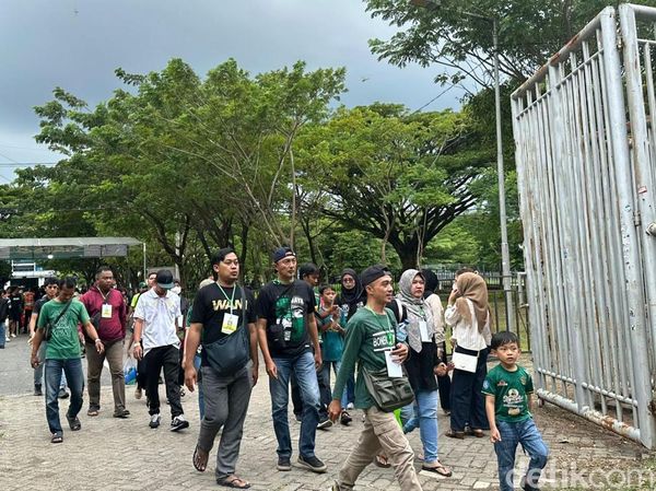 Animo Suporter saat Laga Persebaya Vs Malut United di Stadion GBT