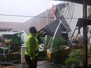 Gudang BBI di Maros Rusak Diterjang Puting Beliung, 3 Rumah Tertimpa Pohon