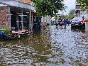 Sepekan Banjir Tak Surut, Warga Laladan Lamongan Alami Gatal-gatal