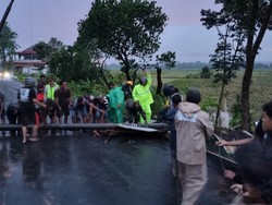 Hujan dan Angin Kencang Landa Pekalongan, Atap Rusak-Tiang Listrik Roboh