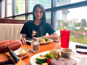 Hobi Kulineran, Ini Momen Faby Marcelia Cicip Pasta dan Dessert