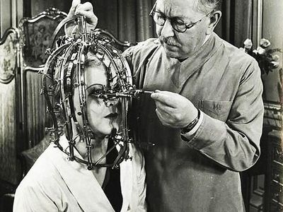 Deretan Foto Hitam Putih Klasik yang Aneh dan Menakutkan