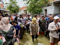 Tinjau Banjir Lamongan, Khofifah Dorong Normalisasi Kanal Bengawan Jero