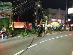 Truk Tersangkut Kabel Listrik di Pondok Ranji, Lalin Macet