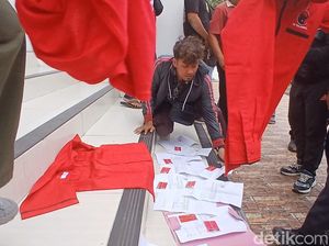 Momen HUT Partai, Puluhan Kader PDIP Brebes Mundur dan Kembalikan KTA