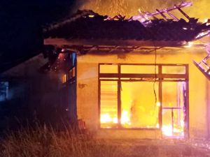 Amukan Si Jago Merah Hanguskan Rumah Sunyi di Kawali Ciamis