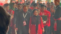 Kala Banteng Merah Melawan Cap Partai Abu-abu