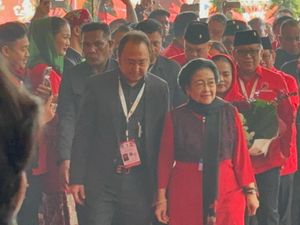 Megawati Hadiri HUT Ke-53 dan Rakernas PDIP di Ancol, Disambut Sekjen Hasto