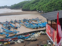 Sungai Bawah Tanah Meluap, Belasan Perahu Nelayan di Pantai Baron Karam