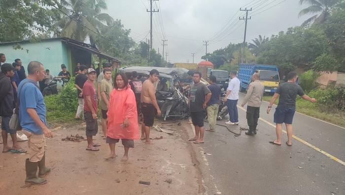 Truk Sawit Tabrakan dengan Nissan Serena di Bangka Barat, 1 Orang Tewas