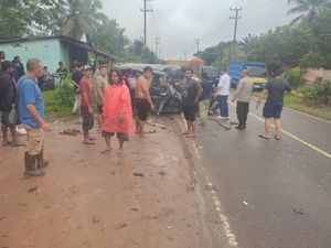 Truk Sawit Tabrakan dengan Nissan Serena di Bangka Barat, 1 Orang Tewas