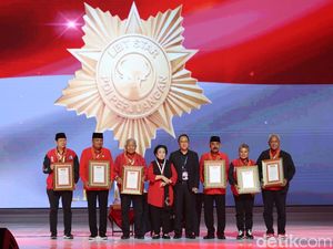 Terima Penghargaan Leit Star dari Megawati, Begini Cerita FX Rudy