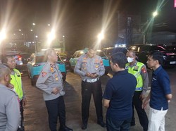 Apes 2 Kali, Taksi Listrik di Tangerang Tubruk Resto Usai Ditabrak