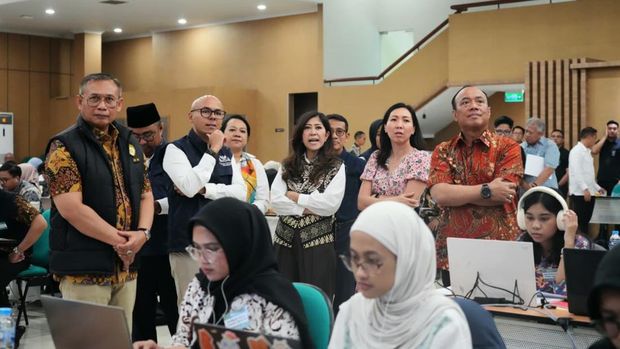 Sebanyak 14.582 pelajar dari seluruh Indonesia mengikuti seleksi penerimaan angkatan kedua SMA Kemala Taruna Bhayangkara. Kegiatan tersebut ditinjau langsung oleh Wakapolri Komjen Pol. Dedi Prasetyo, bersama Mendiktisaintek Brian Yuliarto, Menkomdigi Meutya Hafid, serta Asisten Khusus Presiden bidang komunikasi dan analisa kebijakan Dirgayuza Setiawan. (dok. Polri)