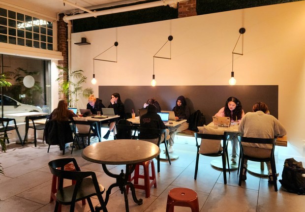 Sistem study caf&eacute; membantu pelajar Korea menjaga fokus melalui lingkungan belajar yang kondusif.