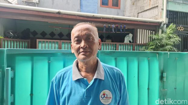 Das Geräusch schlagender Strommasten in West-Jakarta