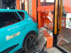 Potret Resto di Tangerang Porak-poranda Ditubruk Taksi Listrik Tanpa Sopir