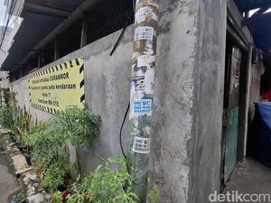 Nasib Tiang Listrik: Ditempel Iklan Sedot WC hingga Dipukuli Tiap Malam