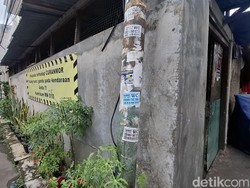 Nasib Tiang Listrik: Ditempel Iklan Sedot WC hingga Dipukuli Tiap Malam