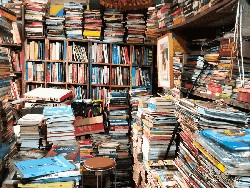 Sesak dan Berdebu Tapi Dicari, Pesona Jhon Book Store Pamulang