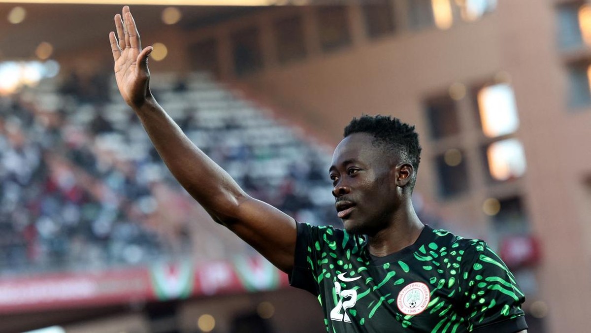 Akor Adams menirukan selebrasi patung fans Kongo. (Foto: REUTERS/Amr Abdallah Dalsh)